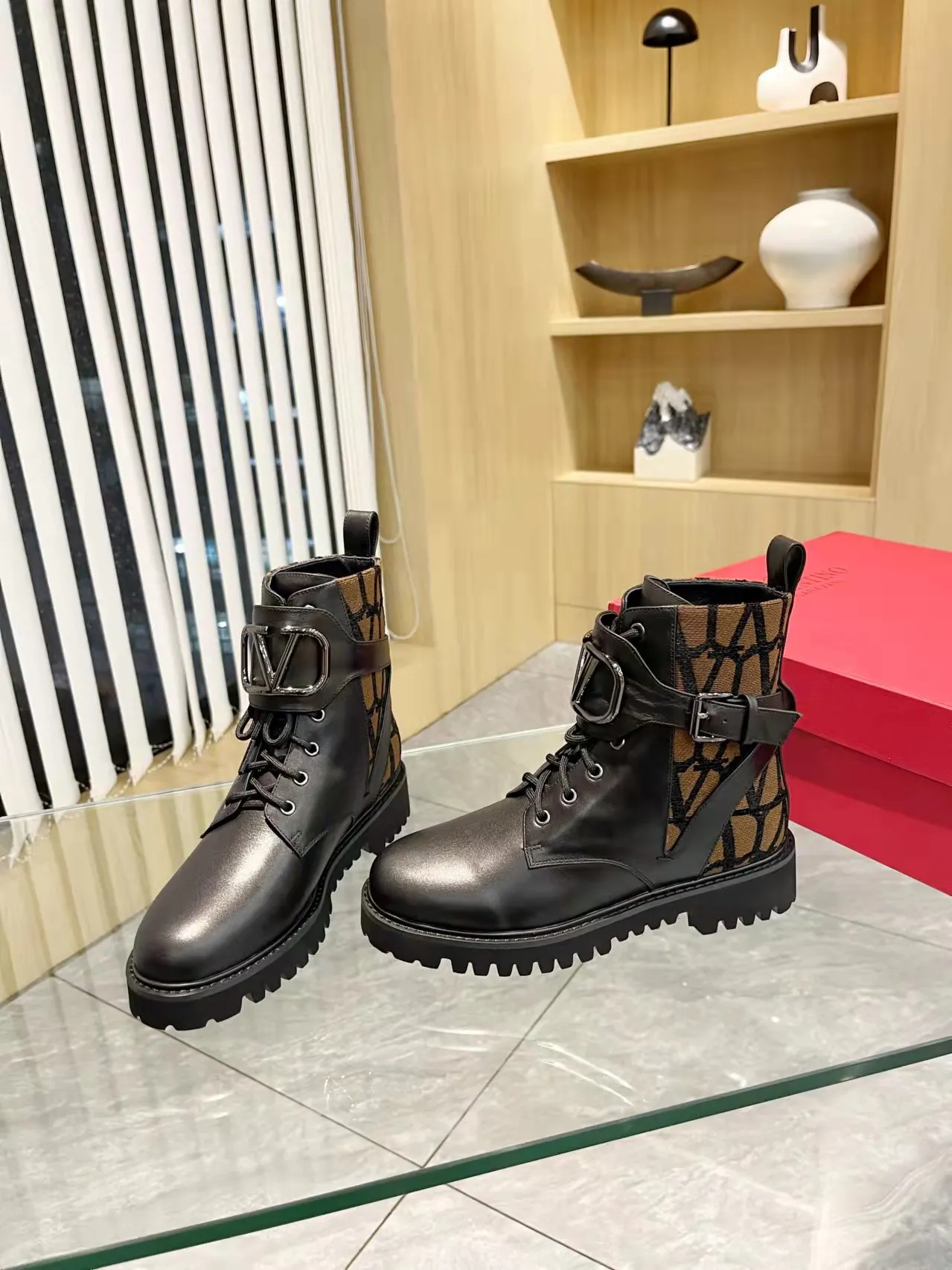 👟👟Ex-factory price 540👟👟 𝑉𝐴𝐿𝐸𝑁𝑇𝐼𝑁𝑂 Valentino's new autumn and winter Martin boots. The unique [V logo fabric print pattern] brings out a full sense of high-end, worth buying★Absolutely high-grade❥Original method Absolute sensibility❥Elegant style Create a different feeling, simple and elegant style!  Fabric: fabric printed cloth + imported cowhide. Lining: inner sheepskin. Bronze large buckle with high-end printing. Color: black, brown. Size: 35-41. (42 customized items cannot be returned or exchanged)